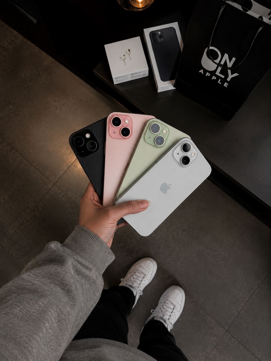 Cliente segurando quatro iPhones recém-comprados na Only Apple